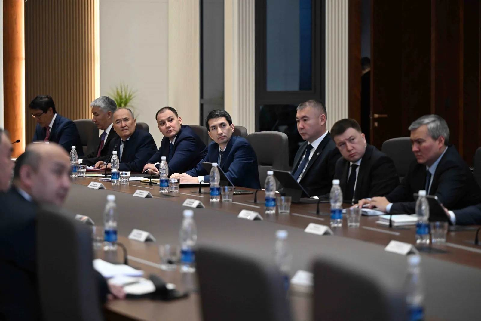 МинКаб башчысы Адылбек Касымалиев мамлекеттик органдардын жана жергиликтүү бийлик органдарынын жетекчилерине “Инфодокс” системасында документтер менен иштөөнү тездетүүнү тапшырды